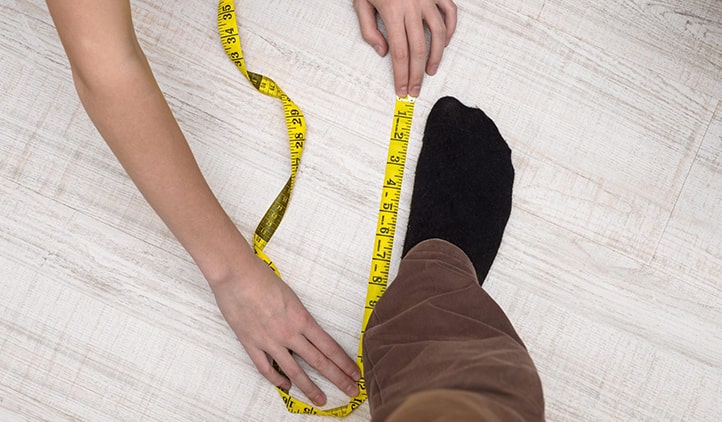 اندازه گیری سایز پا با متر و خط کش